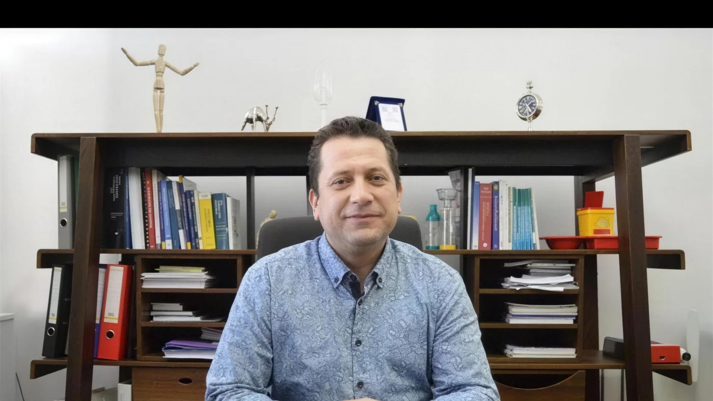 Uzm. Dr. Ramazan Ersoy çalışma masasında