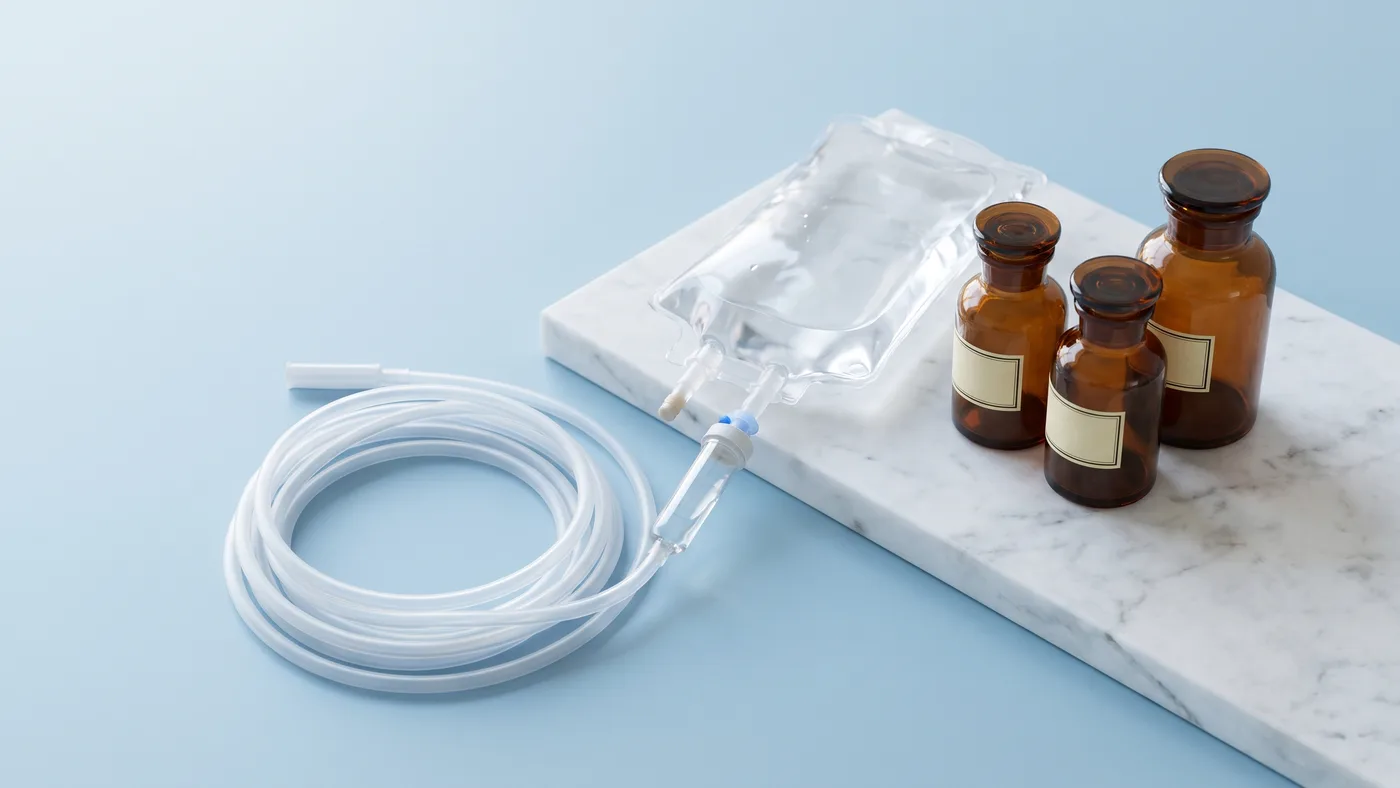 Serum torbası ve vitamin şişelerinin sakin natürmortu